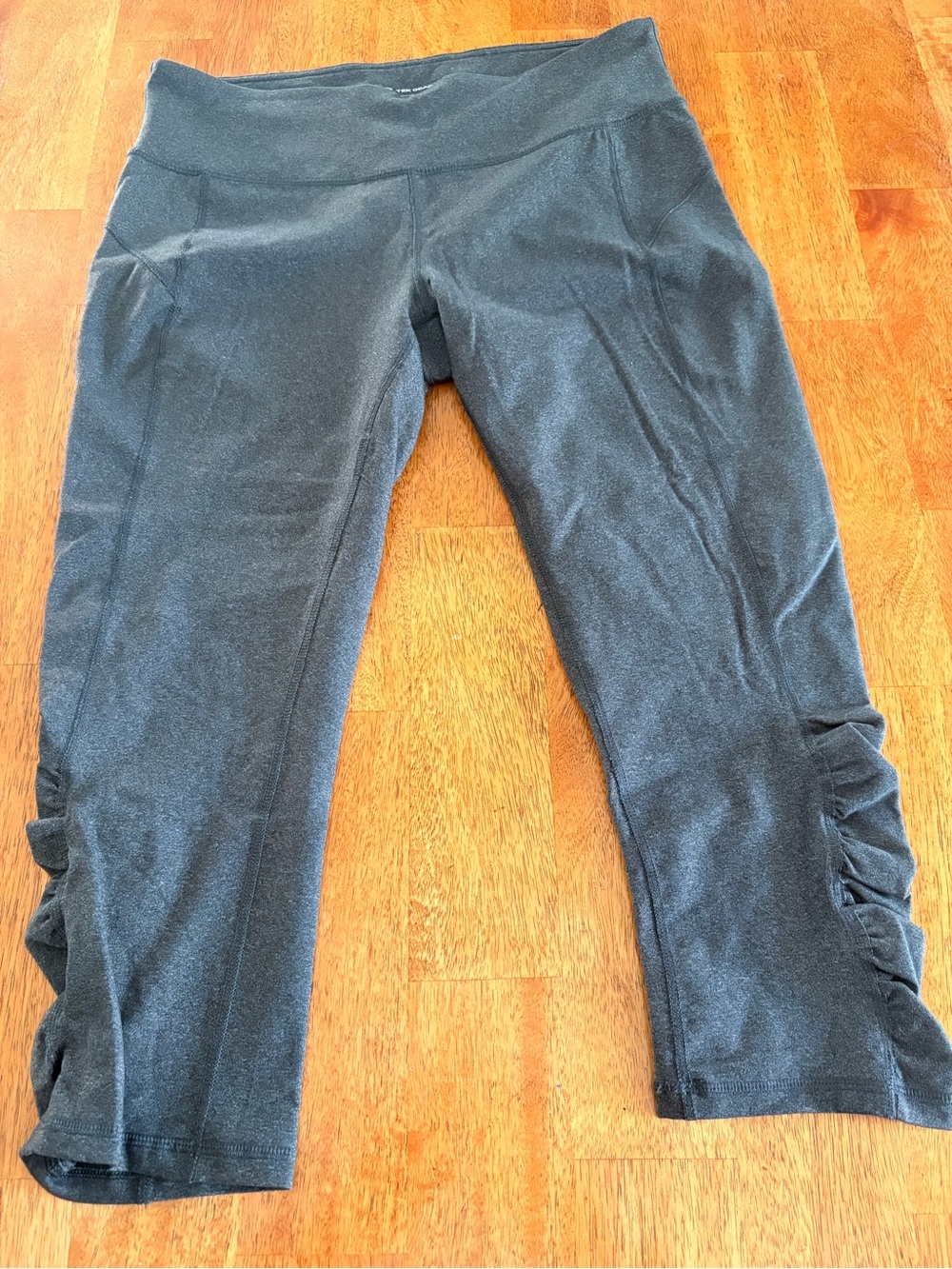 Women’s Gray Ruched Side Capri Yoga Pants